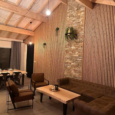 Zelcova Avec A Chalet *